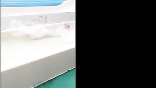 Teen châu á chơi cầu trượt nước bị lộ vú