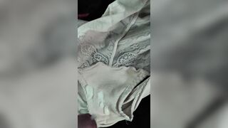 Trộm bắn tinh vào quần lót em gái