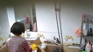 Quay lén chị gái tắm sướng 1
