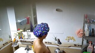 Quay lén chị gái tắm sướng 1