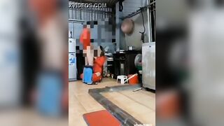 Nữa đêm nửa hôm con vợ dậy nấu mì cũng không tha cho nó