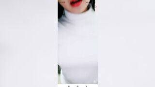 Chị gái trốn chồng vào nhà vệ sinh show hàng