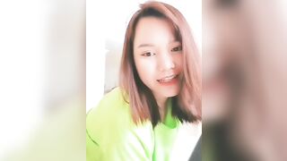 Em gái show thách thức cộng đồng mạng