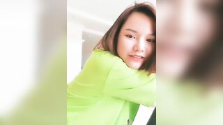Em gái show thách thức cộng đồng mạng