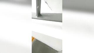 Giữa thanh thiên bạch nhật có đôi tình nhân làm tình ở cầu thang