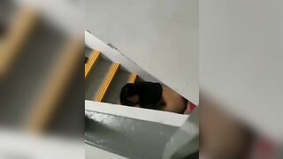 Giữa thanh thiên bạch nhật có đôi tình nhân làm tình ở cầu thang