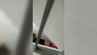 Giữa thanh thiên bạch nhật có đôi tình nhân làm tình ở cầu thang