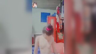 Em gái *** tắm quay clip bị phát hiện