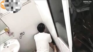 Đi nhậu mà dẫn bạn gái vào phòng vệ sinh chịch nhau bị đám bạn quay lén