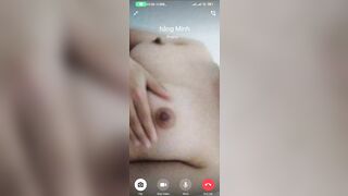 Em gái vừa call người ny vừa xoa vú