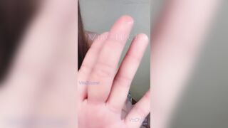 E gái dáng đẹp livestream vừa tâm sự với fan vừa nhảy sexy