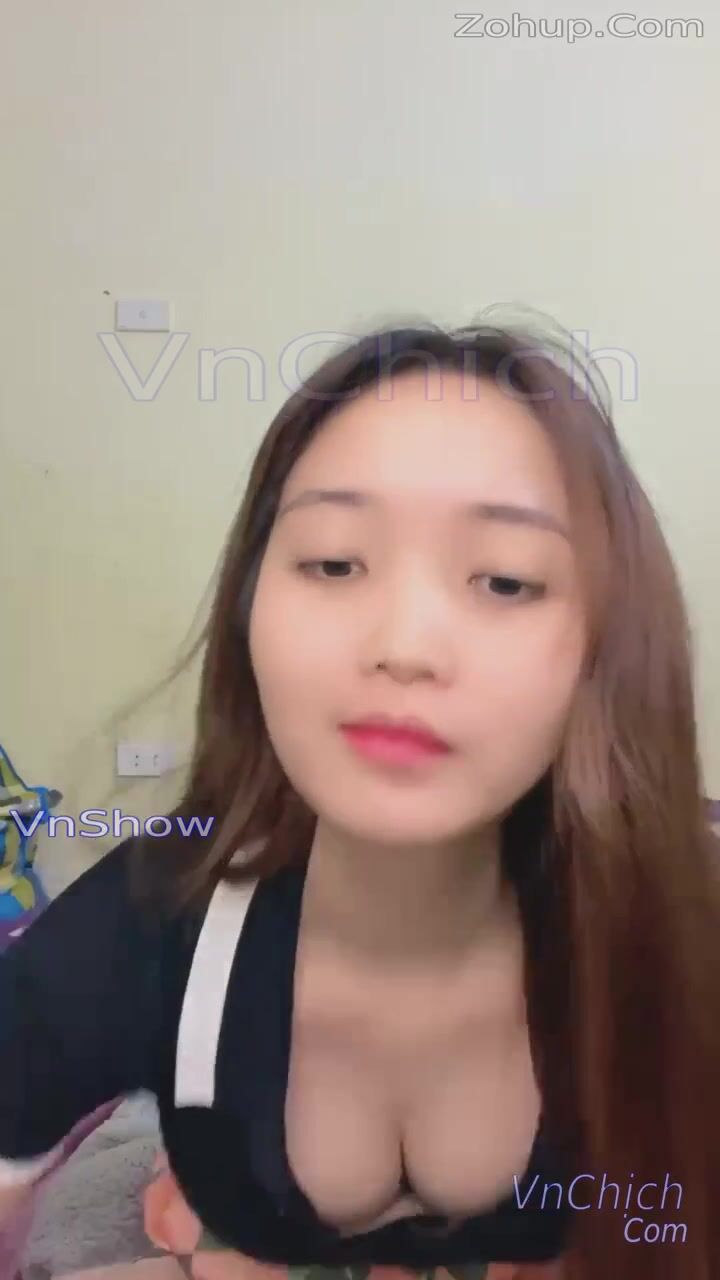 E gái dáng đẹp livestream vừa tâm sự với fan vừa nhảy sexy