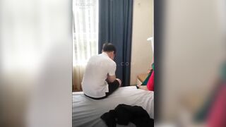Lộ cIip cô giáo đi nhà nghỉ bị chồng bắt được, anh chồng vẫn tử tế cho mặc quần áo rồ