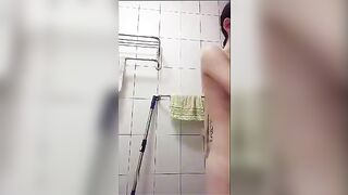 Bé loli lồn non tơ vừa tắm vừa livestream