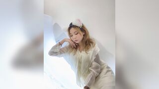 Bé Ngọc Hân Nửa Đêm Nứng Lồn Gọi Bạn Thân Ra Khách Sạn Địt