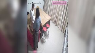 Hack cam tiệm spa triệt lông cho khách
