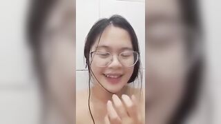 Em kính cận dâm dục móc lồn rồi liếm sạch dâm thủy