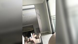 nay e ở nhà một mình, tới chơi với em đi. một mình buồn quá à