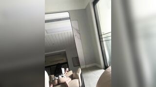 nay e ở nhà một mình, tới chơi với em đi. một mình buồn quá à