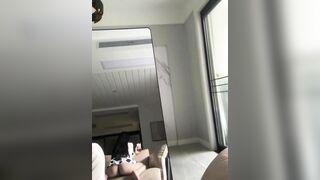 nay e ở nhà một mình, tới chơi với em đi. một mình buồn quá à