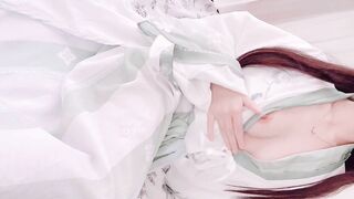 em gái mặc đồ cổ trang thủ dâm với cái bím hồng múp không lông
