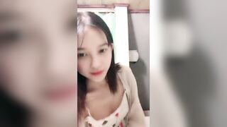 hoài thương 2k8 thủ dâm với bím non tơ trong nhà vệ sinh