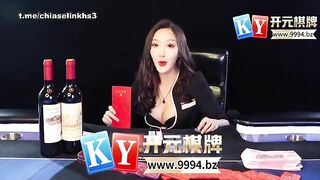 E trai cầm máy quay cho bố dí chị gái