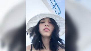 VN gái xinh mà đĩ dơ live đái bậy sân thượng khách sạn