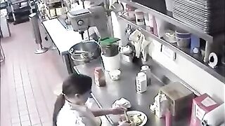 Nhét đồ ăn của khách vào lồn sự trả đũa ngọt ngào của nhân viên tới vị khách khó tính