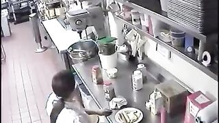 Nhét đồ ăn của khách vào lồn sự trả đũa ngọt ngào của nhân viên tới vị khách khó tính