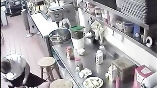 Nhét đồ ăn của khách vào lồn sự trả đũa ngọt ngào của nhân viên tới vị khách khó tính