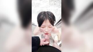 Con chó cái được uống nước tiểu, đái lên mặt phần thưởng khi đã làm thoả mãn chủ nhân