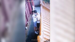 Hack Camera các cháu học sinh hôn hít nhau nơi công cộng