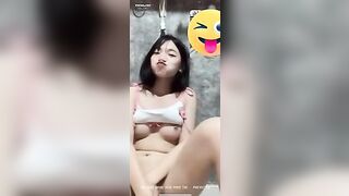 Bé teen mẫu ảnh mặt xinh móc bím trong nhà vệ sinh