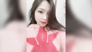 Tạ Thanh Nhi show ngực