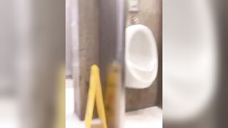 bắt quả tang nhỏ này nhân lúc vắng người làm điều mờ ám