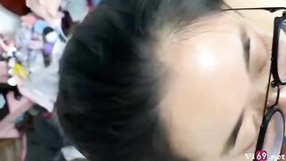 Bé mặt xinh ngây thơ bú cu tưởng súc sích