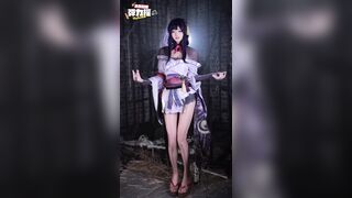 Loli cosplay thú nhún với cu giả
