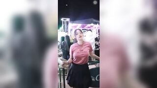 Gạ địt được em gái xinh đẹp vú bự trong buổi ca nhạc