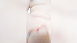 Em gái nứng lồn vảo nhà vệ sinh thủ dâm sướng chảy nước lồn rồi té đái luôn