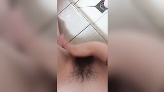 Em gái tập móc lồn trong nhà vệ sinh