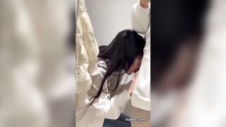 Phòng thay đồ bất ổn, 2 em học sinh bí quá làm liều