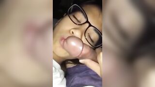 đang ngủ mà thấy mùi ciu là bật dậy ăn liền, ngoan thế chứ lị 😘😘