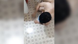 Chó uống nước đái cô chủ haha