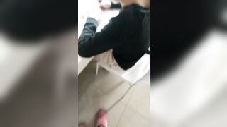 Đang học mà chị gái cứ nằm thủ dâm ở đằng sau thì sao chịu được