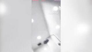 Em gái dâm lồn hồng livestream địt nhau với shipper trừ nợ P1