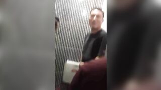 Thanh niên đi bar mà nứng cặc lôi nhân viên vào wc
