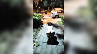 Dắt em gái đi hóng mát thì bị hàng xóm phát hiện