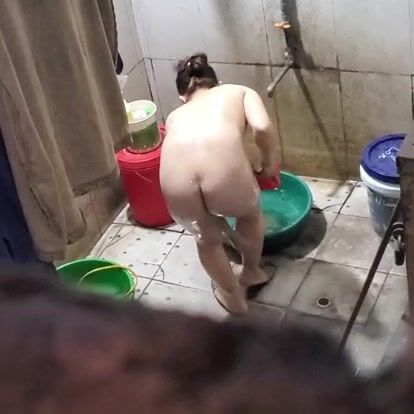 Chị tắm 1