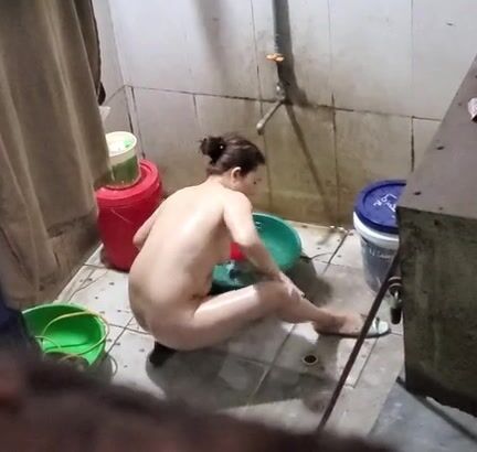 Chị tắm 2